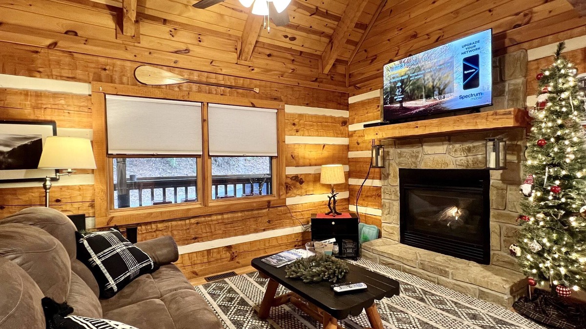 Sevierville Cabin | Fishing Fun! Corn Hole-Wifi-Hot Tub-Picnic Table-Relax and Play!