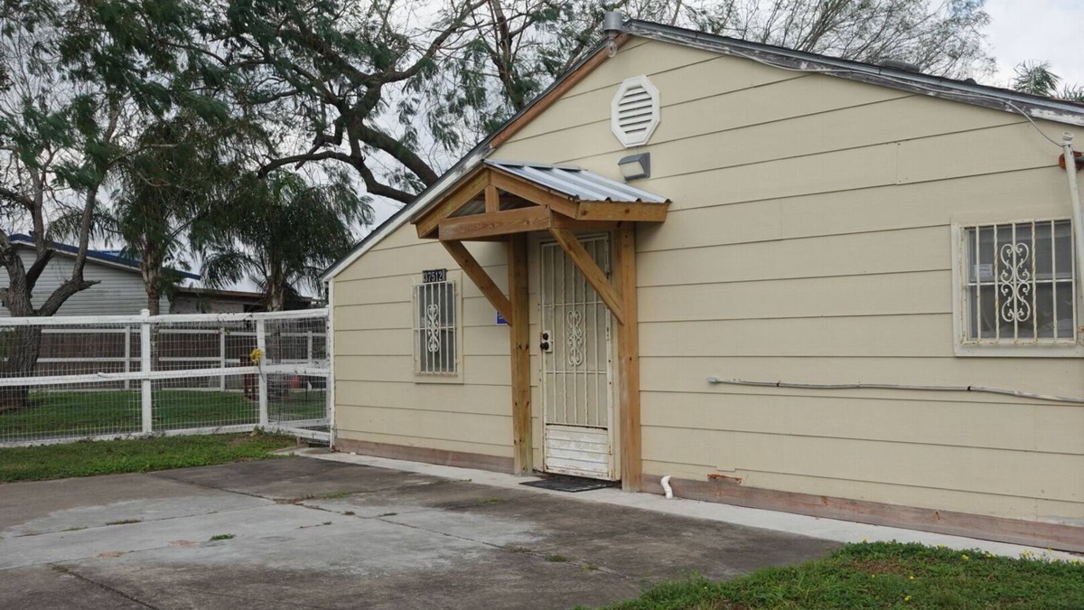 Arroyo City Cottage | FISHING THEME COTTAGE; WATERFRONT FISHING PIER!