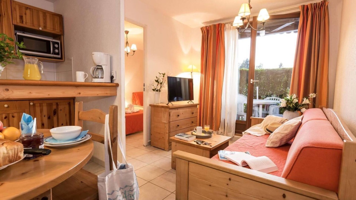 Evian-les-Bains Apartment | Fitness, swimming pool, terrace, parking, tv, 50-53m², Thollon les Mémises