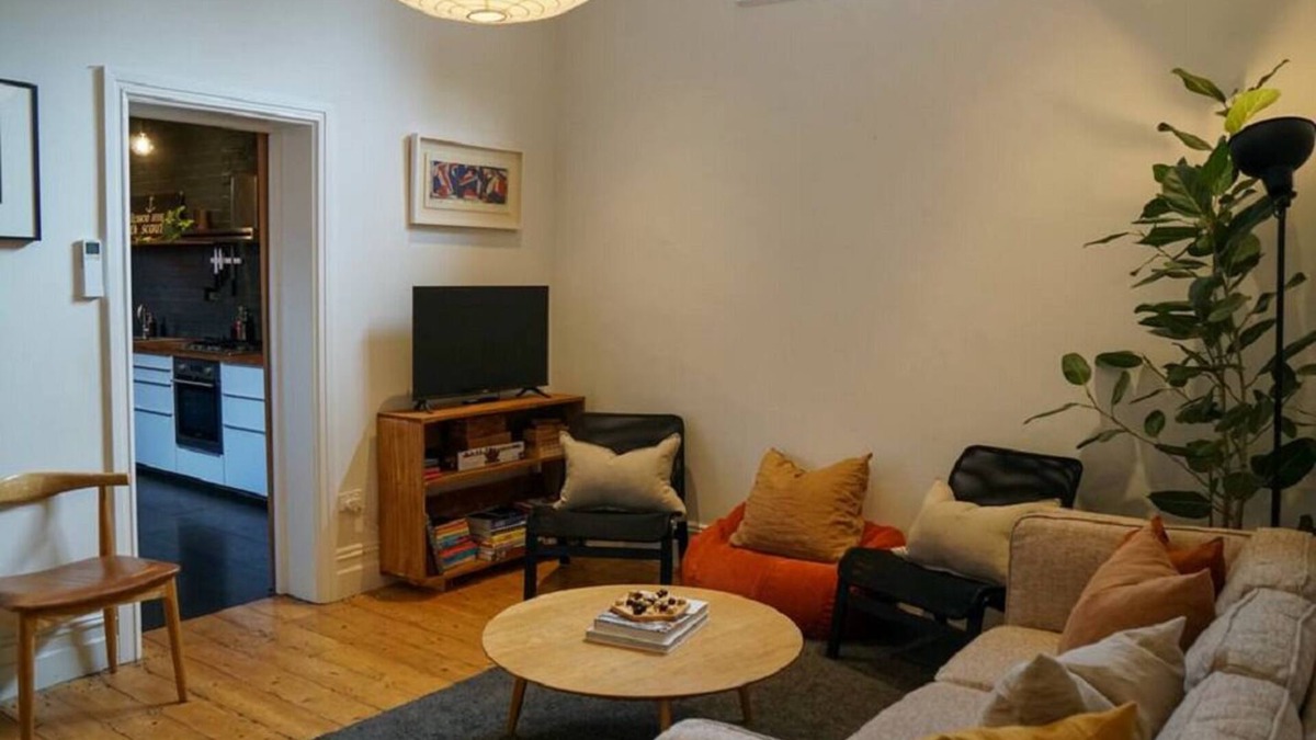 Fitzroy House | Fitzroy 3BR Terrace on Napier St + Permit Parking