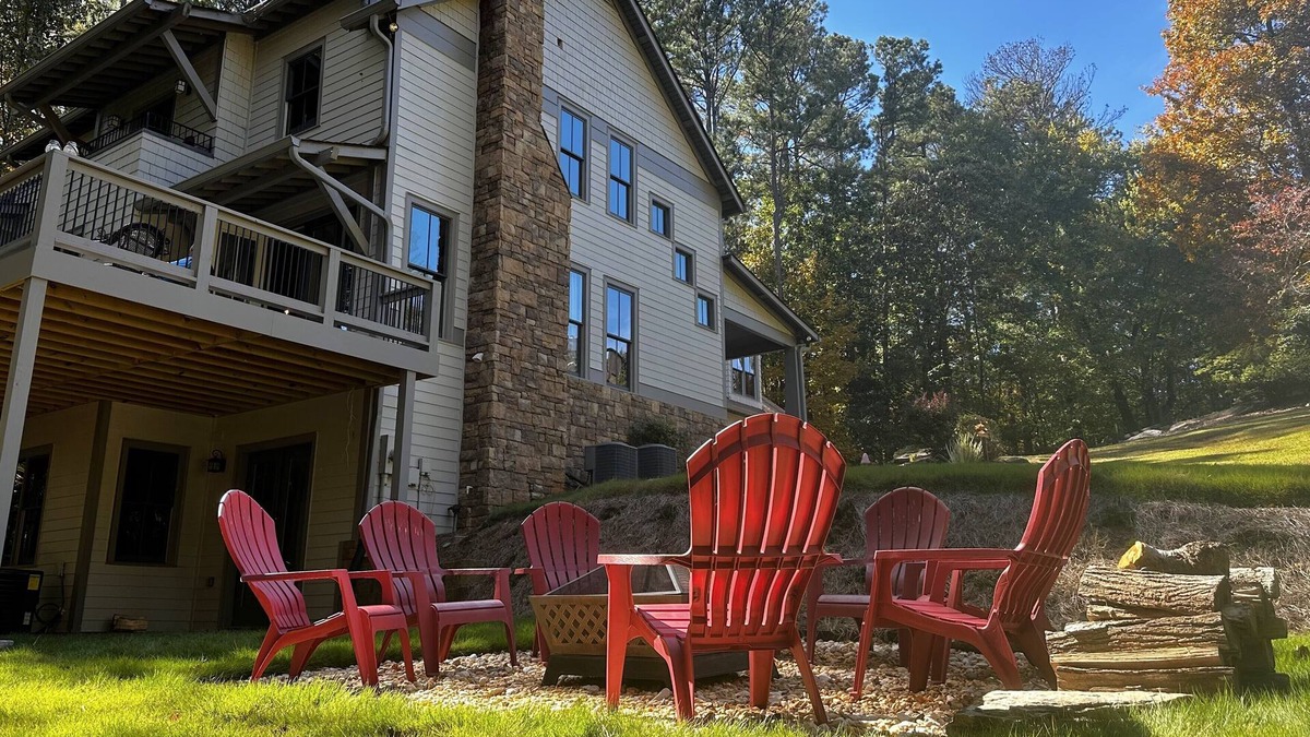 Buford House | Five Bdrms, Fire pit! Perfect for groups! Water park, boat ramp, venues nearby!