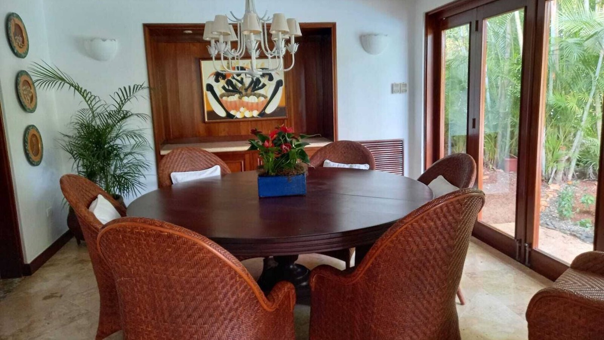 Los Limones House | Five Bedroom house Central Location just a short walk from Minitas Beach