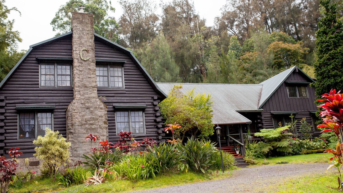 Honokaa House | Five bedroom log cabin near Waipi'o Valley