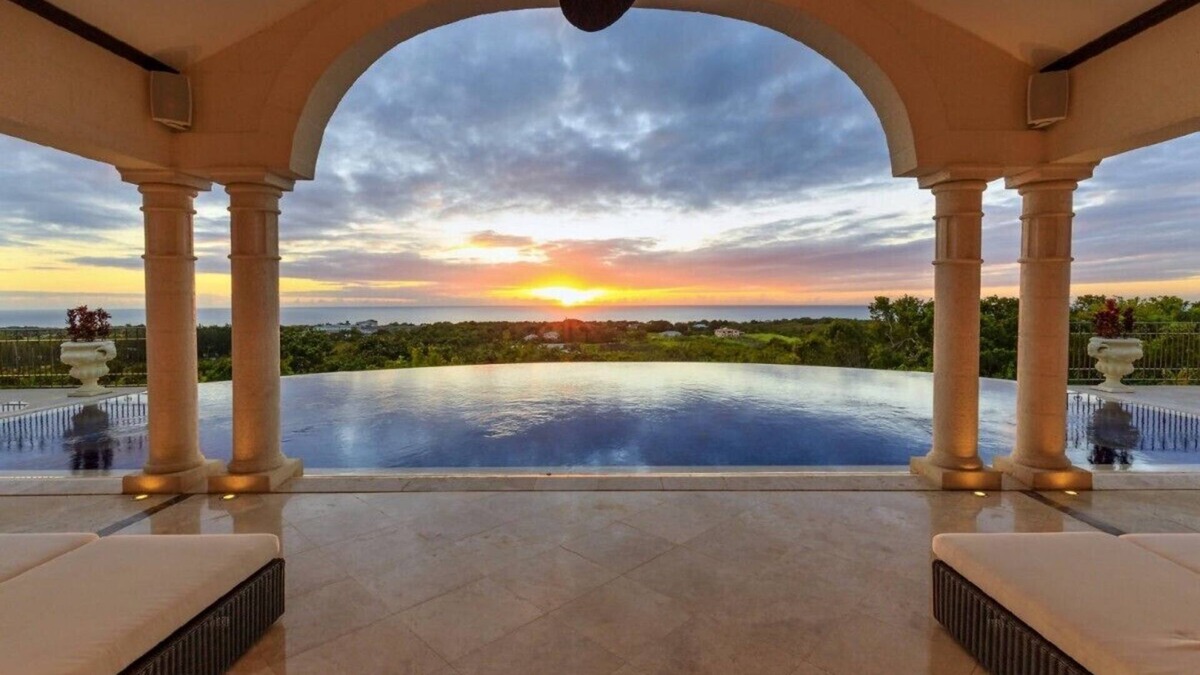 Plumtree Villa | Five Bedroom Luxury Ridge-front Property