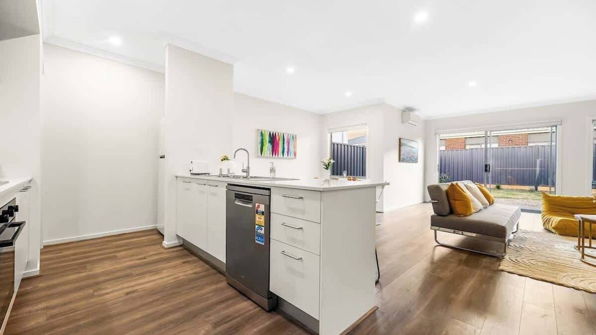 Clyde North House | Five Farms Estate - Contemporary 4BR Townhouse