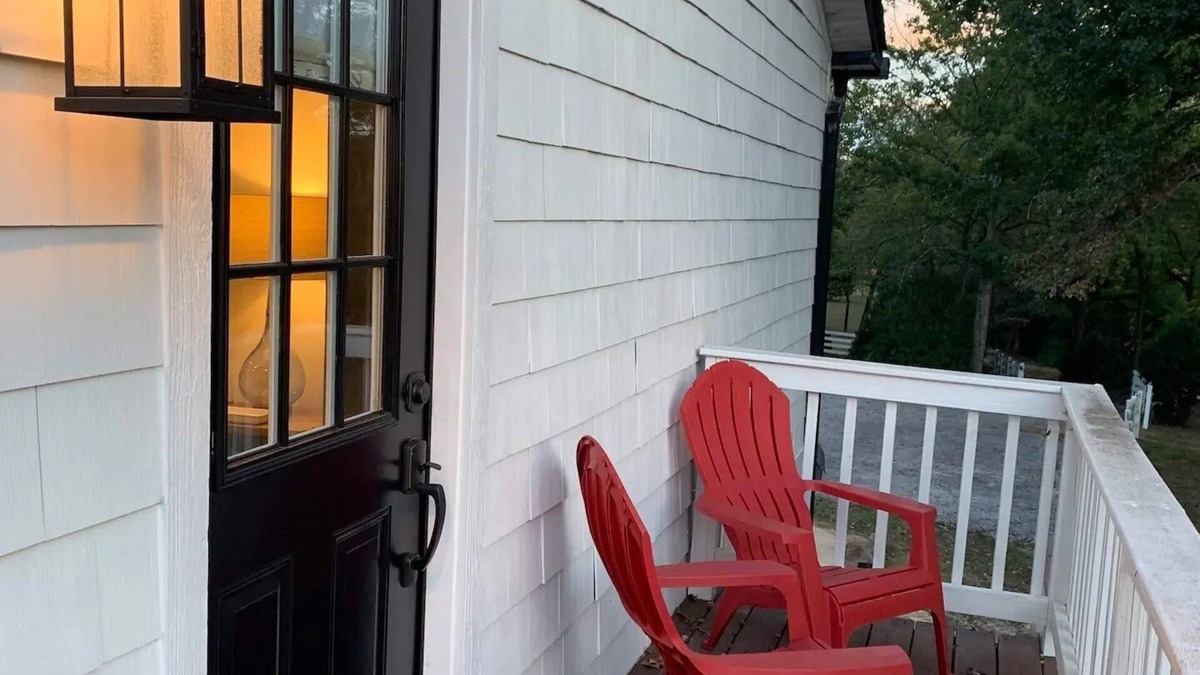 Mount Vernon House | Five-star Historic Boyd Harvey Carriage House 2 Bedroom Home by RedAwning