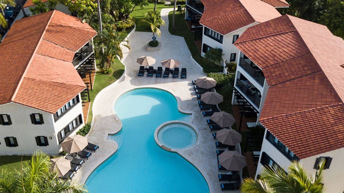 Los Brazos Resort | FIVE STAR VIP experience steps from the Beach!
