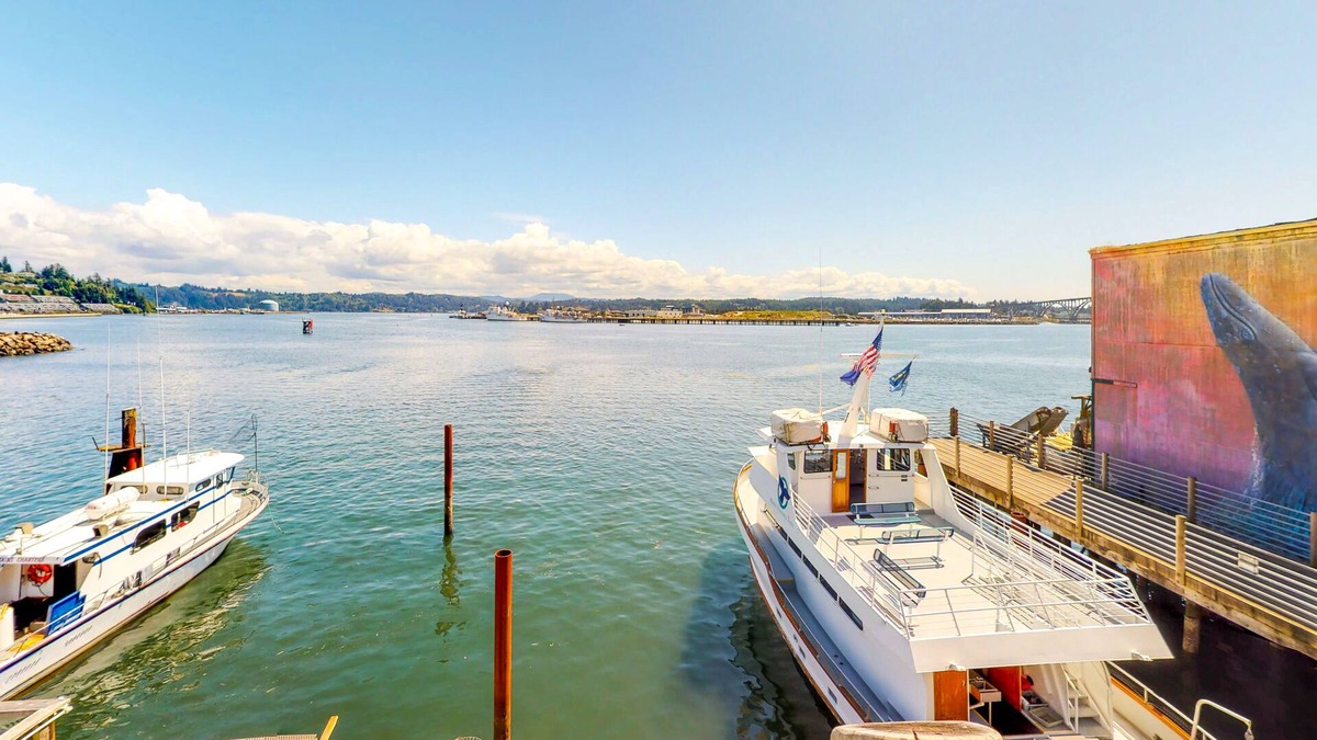 Historic Bayfront Apartment | Five studios in a bayfront lodge w/ gas fireplaces & jetted tubs - near beach!