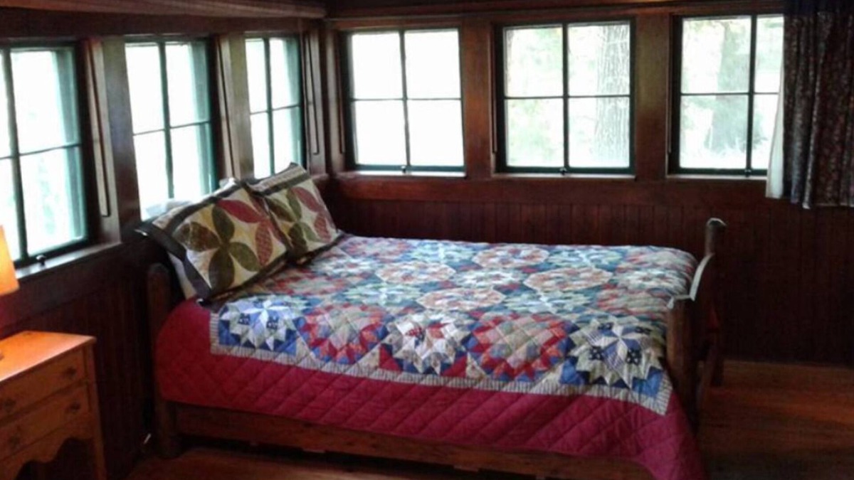 Hot Springs Cabin | FIVE POINTS~LAKE HAMILTON: Cabin#1 ~ 1BR w/2 Full Beds, Futon in LR, Full Kitchen, Breakfast "Fixins" Provided