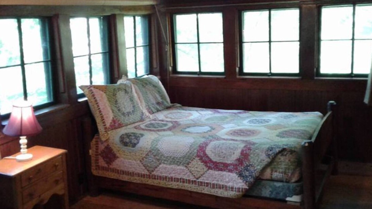 Hot Springs Cabin | FIVE POINTS~LAKE HAMILTON: Cabin#2 ~ 1BR w/2 Full Beds, Futon in LR, Full Kitchen, Breakfast "Fixins" Provided