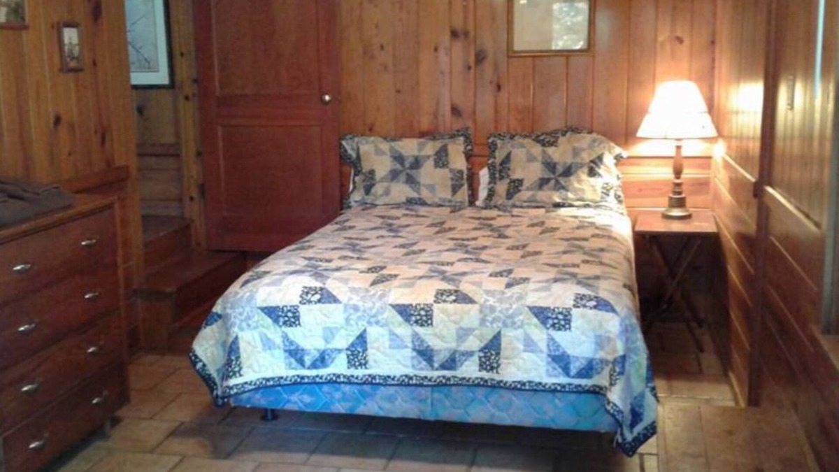 Hot Springs Cabin | FIVE POINTS~LAKE HAMILTON: Cabin#5 ~ 2 Story, 2BR w/Queen Beds, Futon in LR, Full Kitchen, Breakfast "Fixins" Provided, Great Lake View