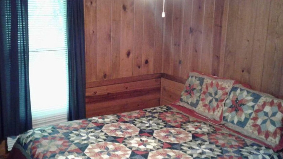 Hot Springs Cabin | FIVE POINTS~LAKE HAMILTON: Cabin#6 ~ 2BR w/Queen Beds, Futon in LR, Full Kitchen, Breakfast "Fixins" Provided, Great Lake View