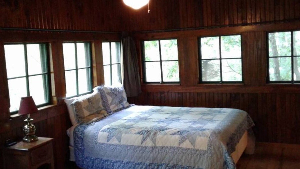 Hot Springs Cabin | FIVE POINTS~LAKE HAMILTON: Cabin#A ~ 1BR w/2 Queen Beds, Futon in LR, Full Kitchen, Breakfast "Fixins" Provided