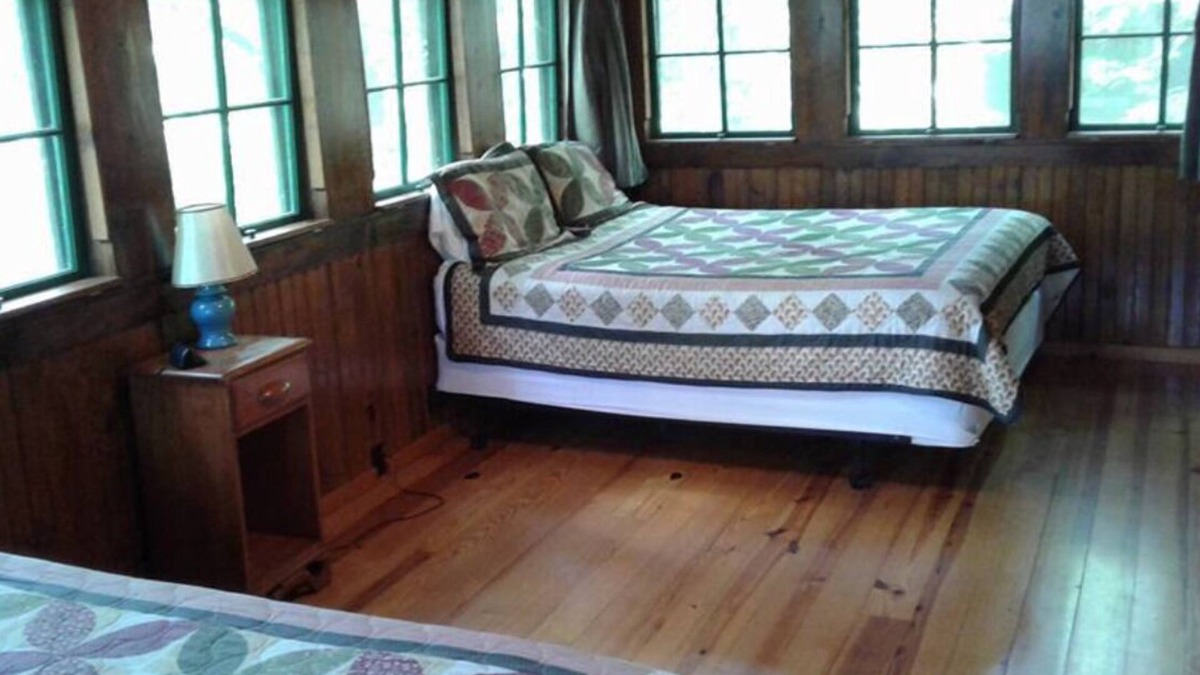Hot Springs Cabin | FIVE POINTS~LAKE HAMILTON: Cabin#B ~ 1BR w/2 Queen Beds, Futon in LR, Full Kitchen, Breakfast "Fixins" Provided, Handicap Accessible w/Wheelchair Ramp