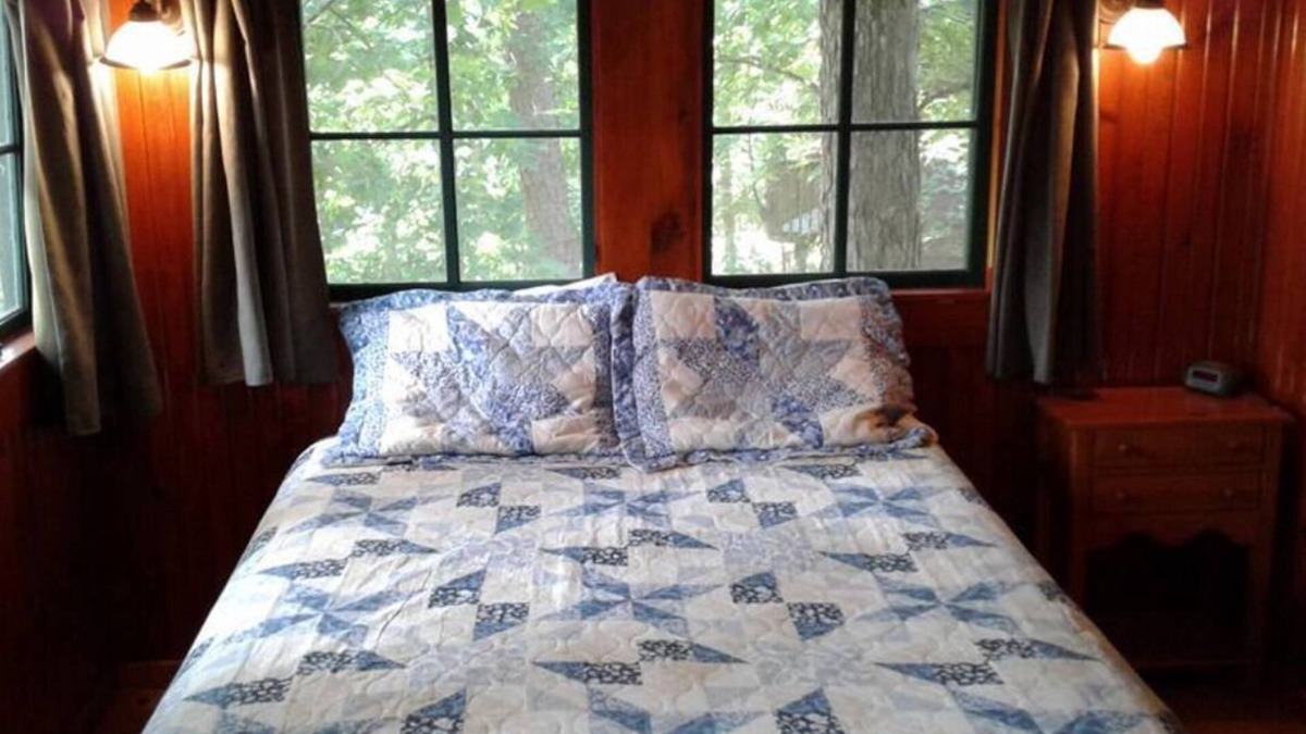 Hot Springs Cabin | FIVE POINTS~LAKE HAMILTON: Cabin#C ~ 1BR w/Queen Bed, Futon in LR, Full Kitchen, Breakfast "Fixins" Provided, Jetted Tub, Balcony Deck off BR