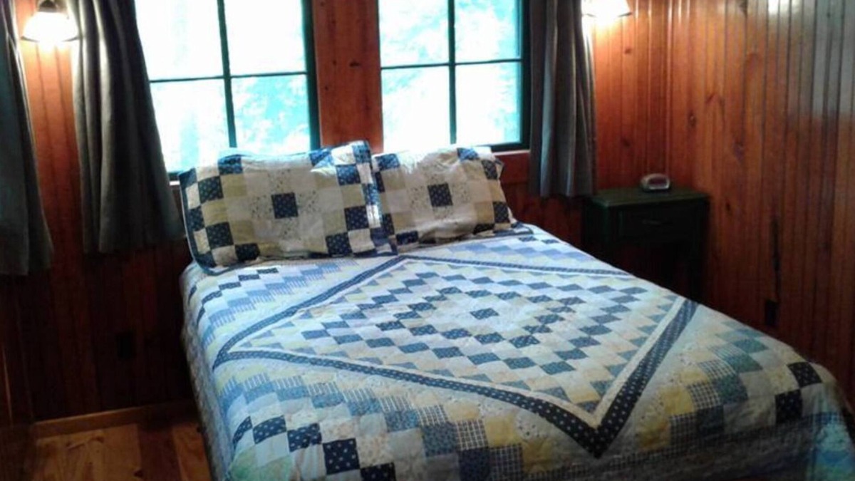 Hot Springs Cabin | FIVE POINTS~LAKE HAMILTON: Cabin#D ~ 1BR w/Queen Bed, Futon in LR, Full Kitchen, Breakfast "Fixins" Provided, Jetted Tub, Balcony Deck off BR