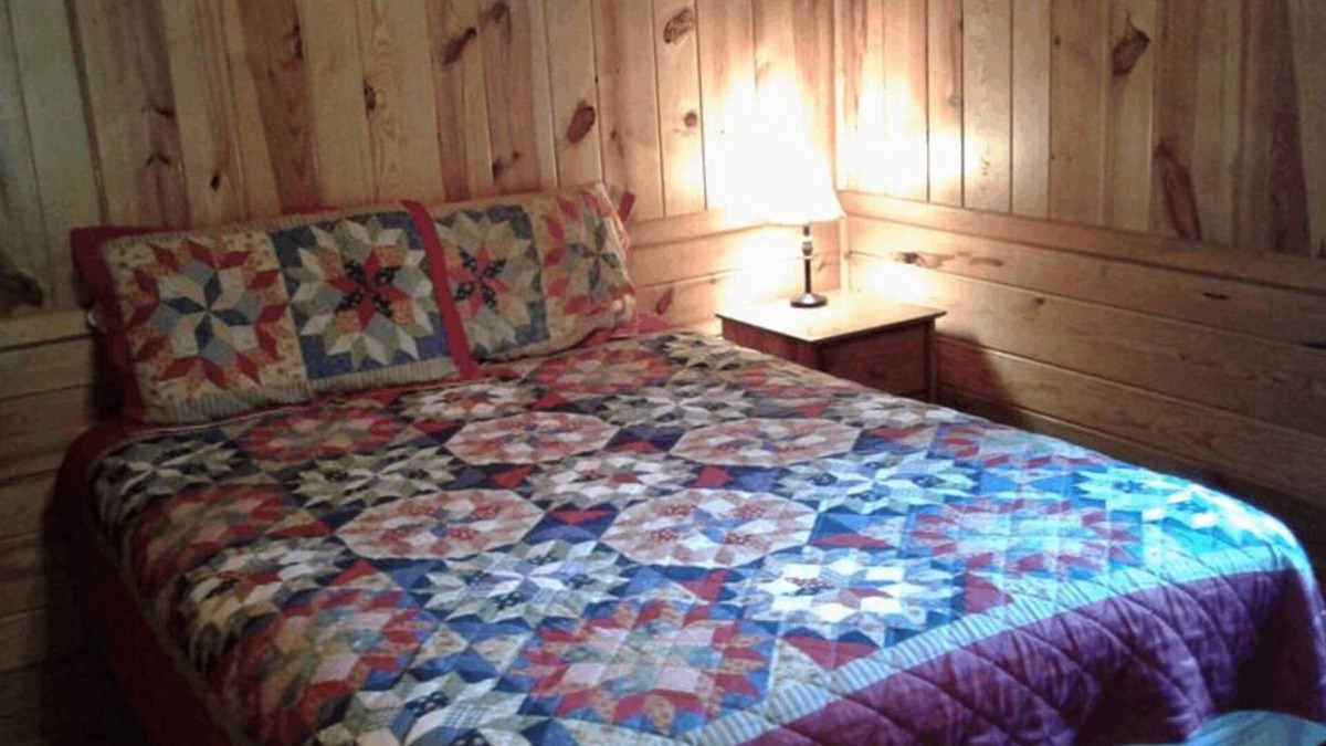 Hot Springs Cabin | FIVE POINTS~LAKE HAMILTON: Cabin#E ~ 2 Story, 3BR w/Queen Beds, Futons in LR & Loft, Full Kitchen, Breakfast "Fixins" Provided, 2 Baths (Upstairs has Jetted Tub), Large Covered Porch, Right by the Water