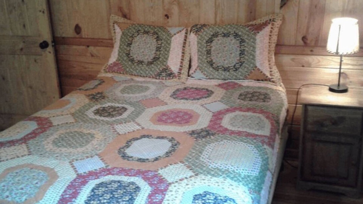 Hot Springs Cabin | FIVE POINTS~LAKE HAMILTON: Cabin#F ~ 2 Story, 3BR w/Queen Beds, Futons in LR & Loft, Full Kitchen, Breakfast "Fixins" Provided, 2 Baths (Upstairs has Jetted Tub), Large Covered Porch, Right by the Water