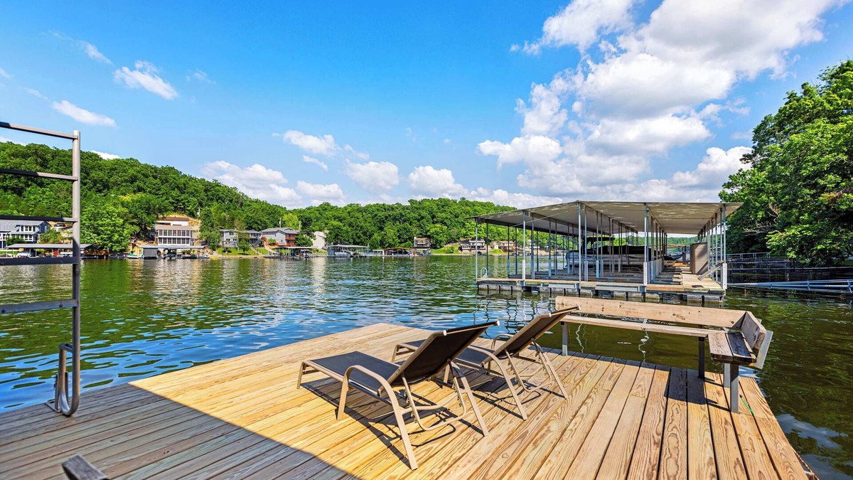 Camdenton House | FiveStar Homestead | Ozark Waterfront Living for 8 w/Private Dock!