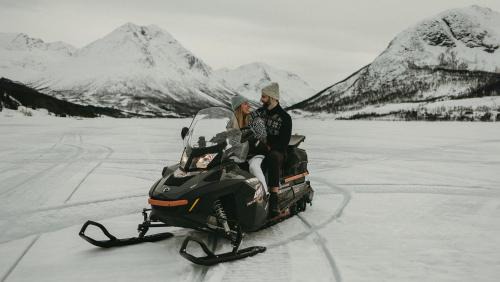 Tromso Apartment | Fjord Stay with firepit, snowmobile rental and free snowshoes