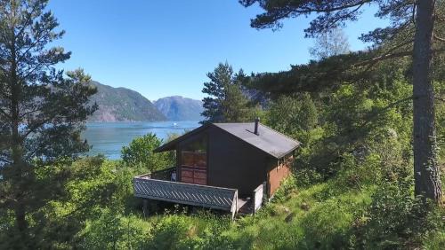 Kvinnherad House | Fjordhytte-1 ist eine schöne Hütte bei Ænes am Hardangerfjord mit grandiosem Fjordpanorama, 20 PS Motorboot mietbar
