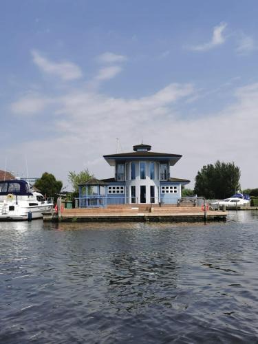 Brundall House | Flag House