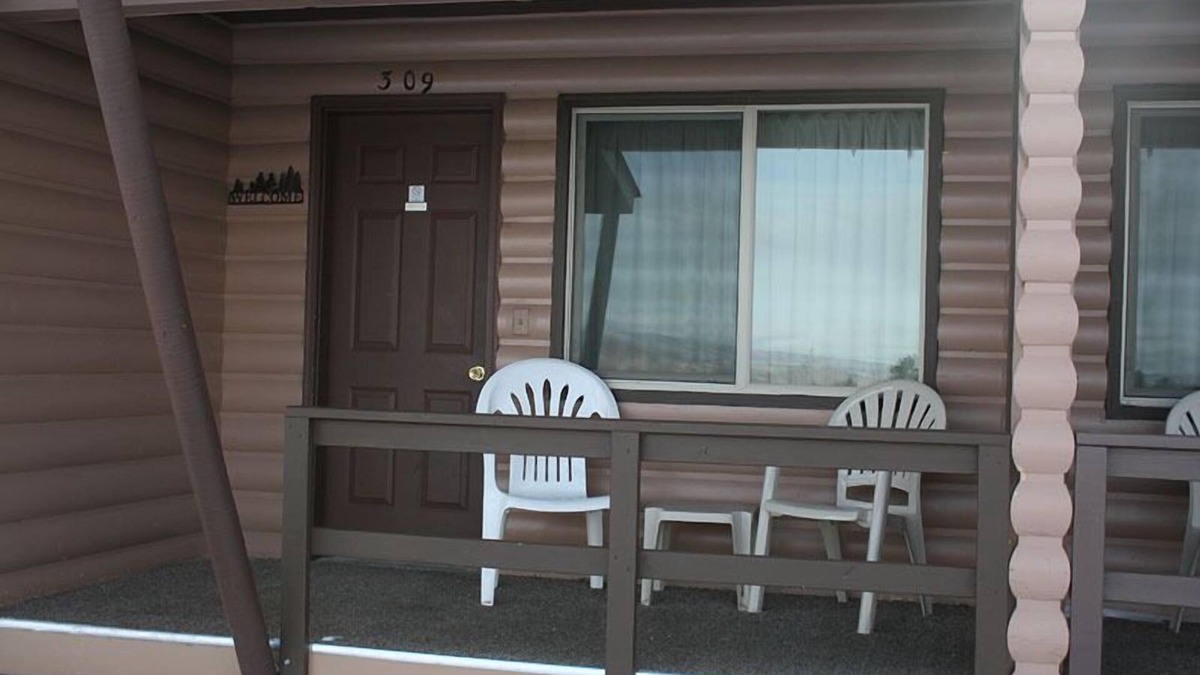Dutch John Hotel | Flaming Gorge Resort
