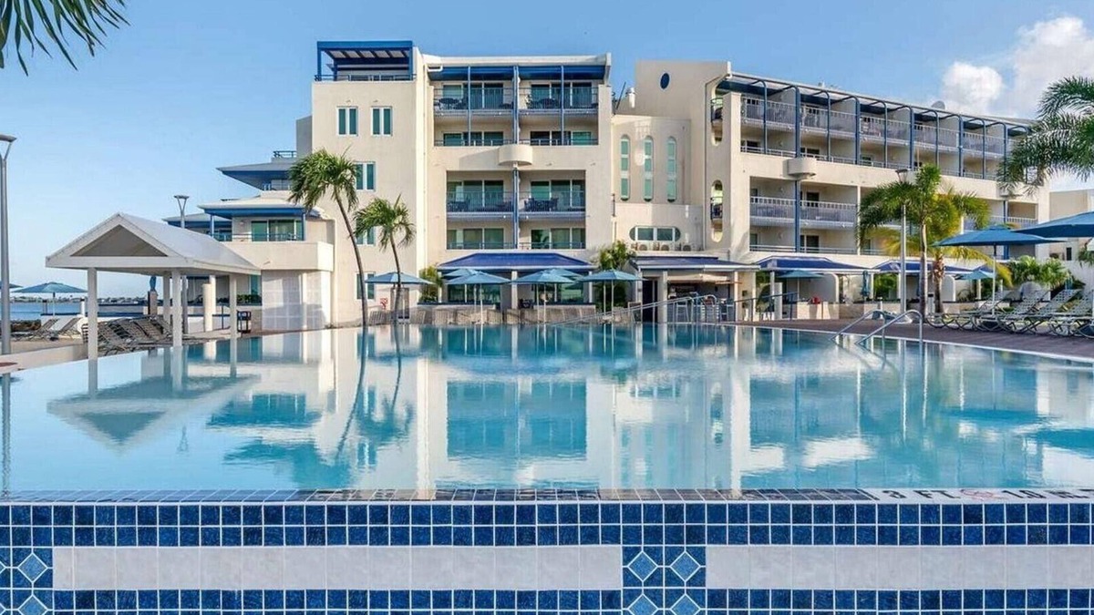 Pelican Key Resort | Flamingo Beach by Hilton: Oceanfront Resort, Pools & Spacious Studios To Relax!