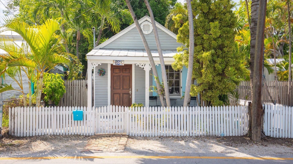 Old Town House | Flamingo Cottage charming in Old Town with a pool & 1 Offstreet parking space