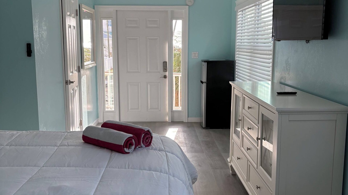Mid Island Hotel | Flamingo Inn - Standard King - 103