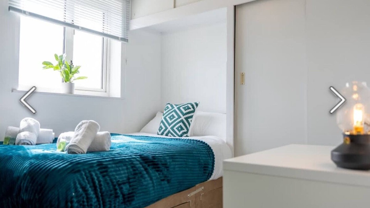 Great Linford House | Flamingo short Let’s Neath Hill 4 Bed 4 Bath