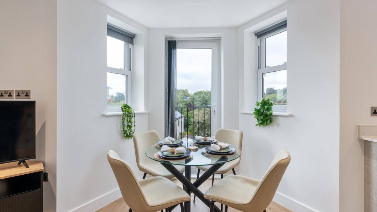 Leatherhead Apartment | Flat 1 Saarb Apartments