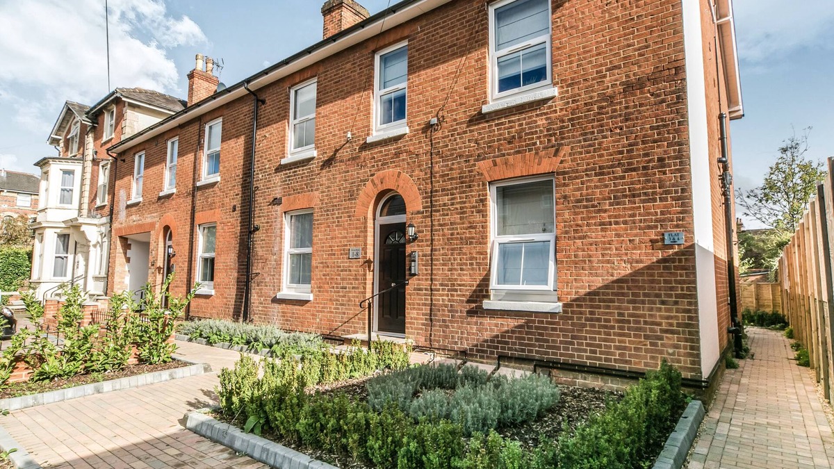 Reading Apartment | Flat 14 Helena House, 1-Bed, Sleeps 3, Parking