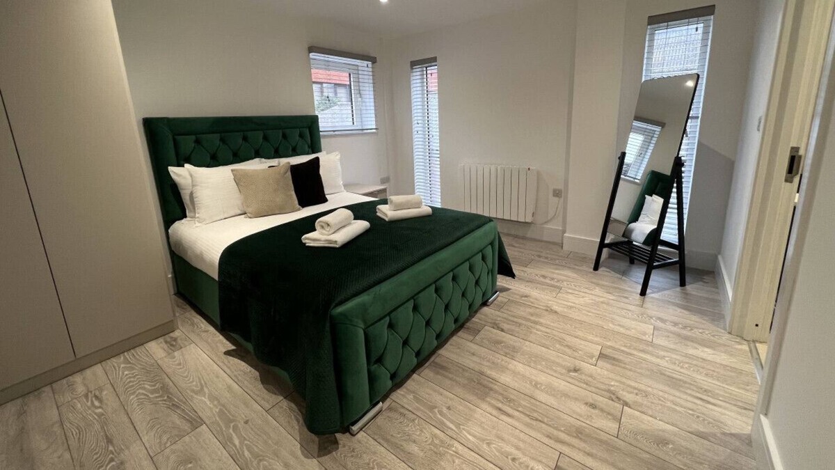Camberley Apartment | Flat#3, 1 Portesbery Road, Camberley · Beautiful 2 Bedroom Stunning House in Central Town