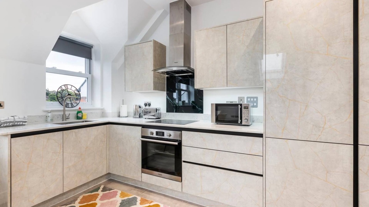 Leatherhead Apartment | Flat 7 Saarb Apartments