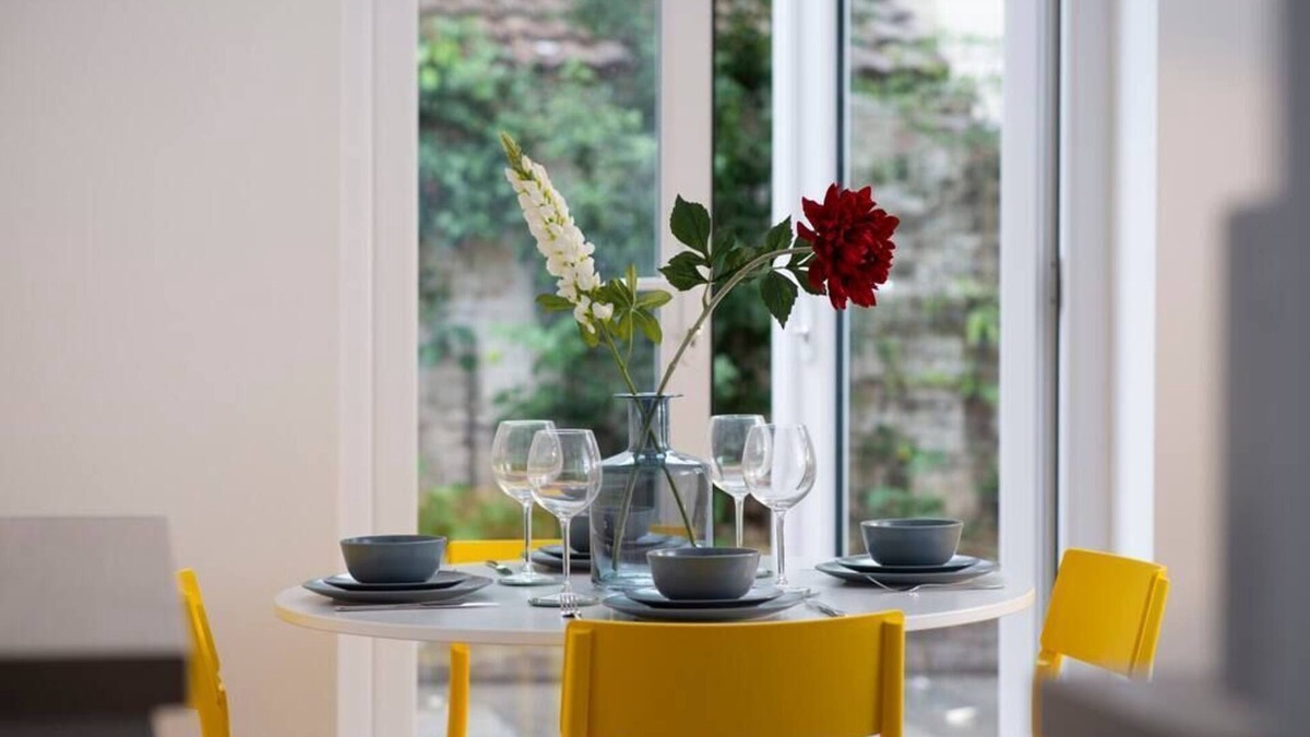 Portsmouth Apartment | Flat B - Bright and spacious 2 bedroom 2 bathroom garden apartment