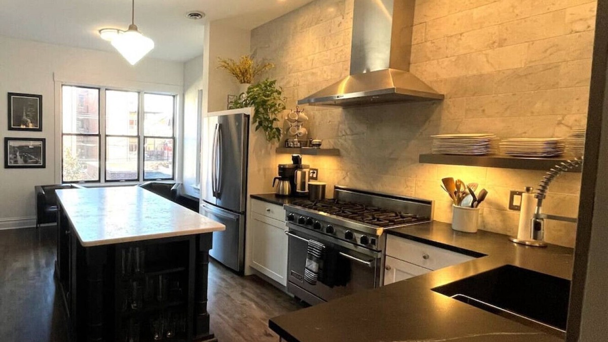 Sheffield and DePaul House | Flat in Lincoln Park 2-Flat Central to Everything