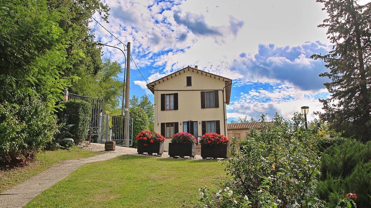 Arcevia Apartment | Flat in Piticchio with Scenic Views & Pool