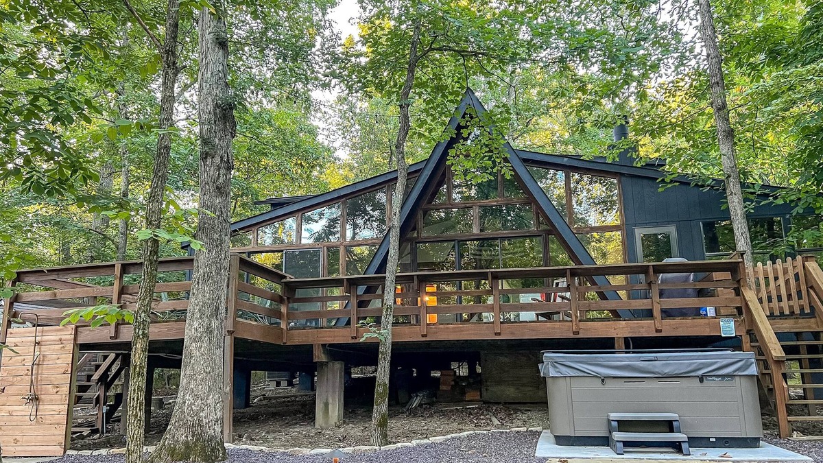Innsbrook Ski Chalet | FLAT, Lakefront chalet; Hottub, Playground, Firepit, Wifi, and more!