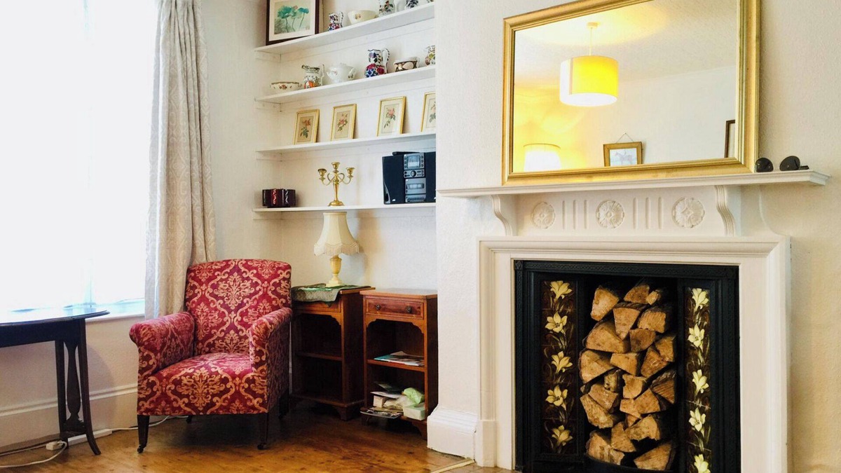 Wallingford Apartment | Flat - Sleeps 2 - Parking - Patio