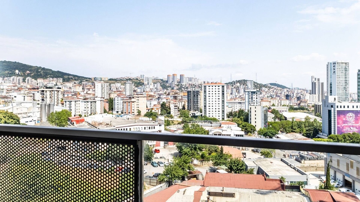 Kartal Apartment | Flat w Shared Pool and Garden 15 min to Coast