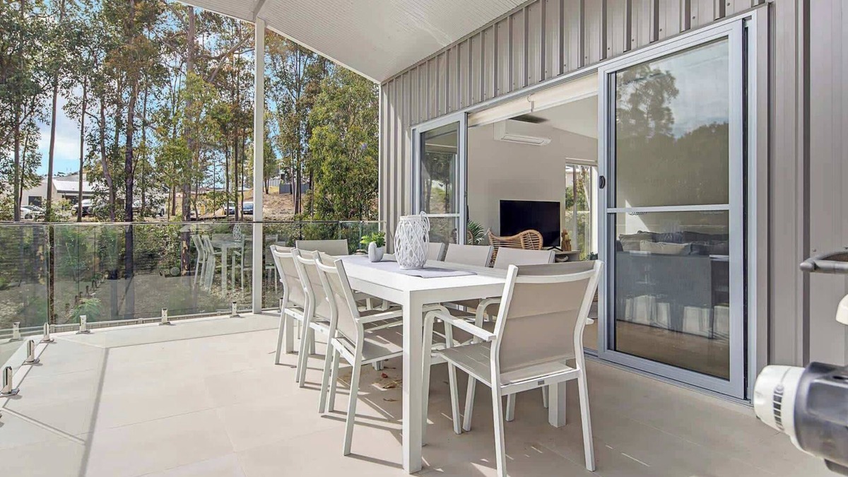 Malua Bay House | Flat Walk to Beach & Shops, WiFi | Bay Dream
