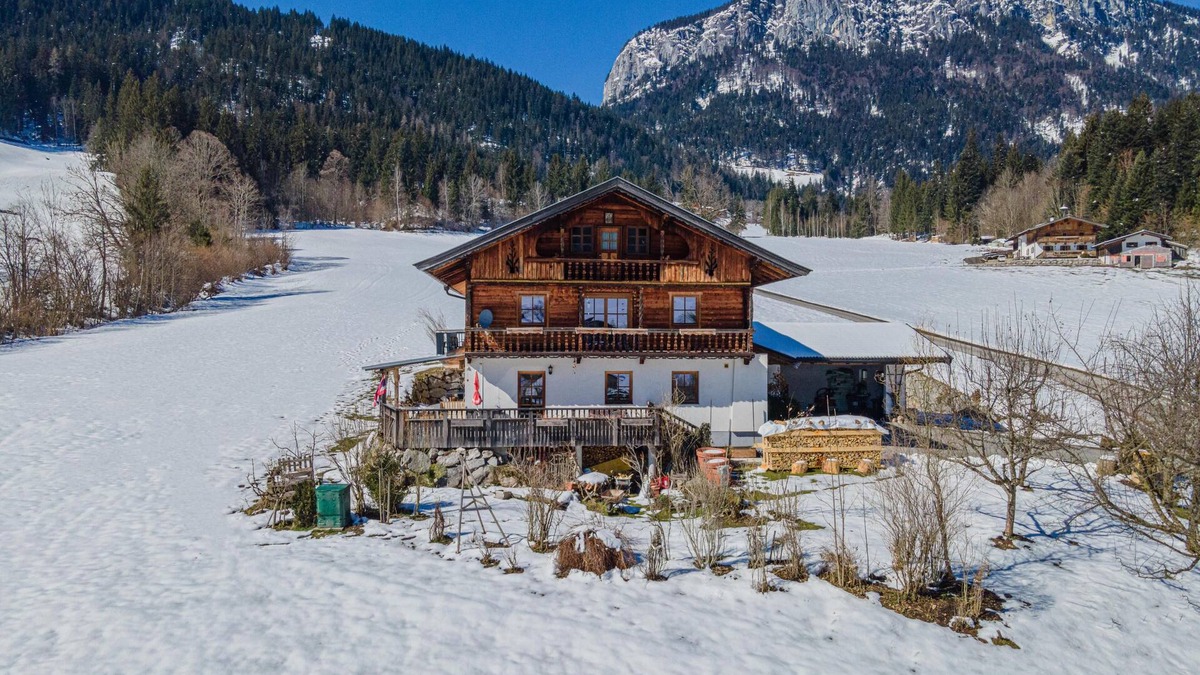 Itter Apartment | Flat with balcony opposite the ski lift