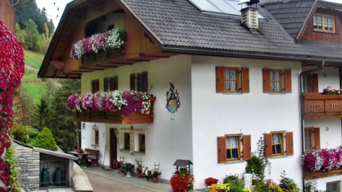 San Lorenzo di Sebato Apartment | Flatscherhof Idyllically situated in the heart of the Kronplatz hiking/skiing area