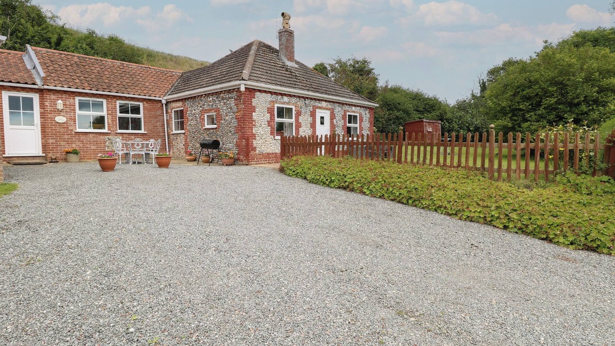 Great Yarmouth Cottage | FLINT COTTAGE, family friendly, with a garden in Caister-On-Sea