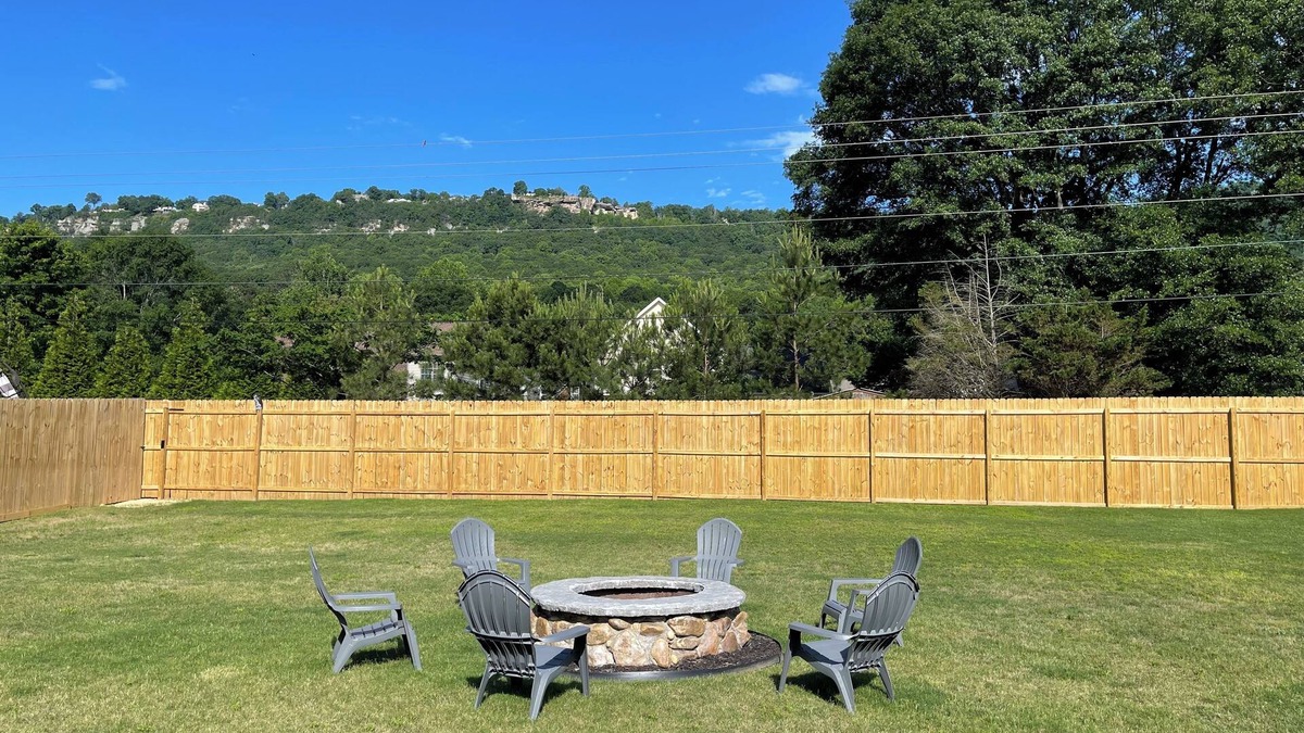 Flintstone House | Flintstone Home, fur babies, Mtn view, mins to Ruby Falls, Rock City & Chatt