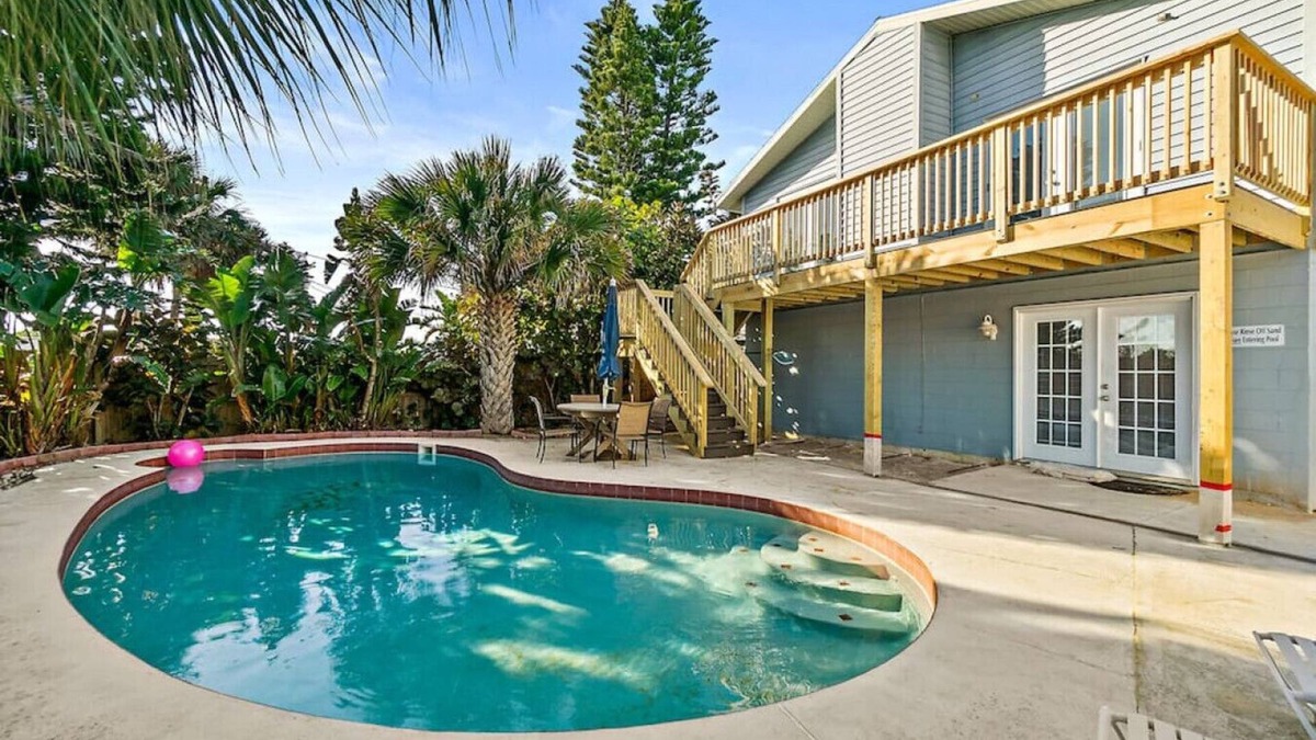 Holland By The Sea House | Flip Flop Bungalow with Pool