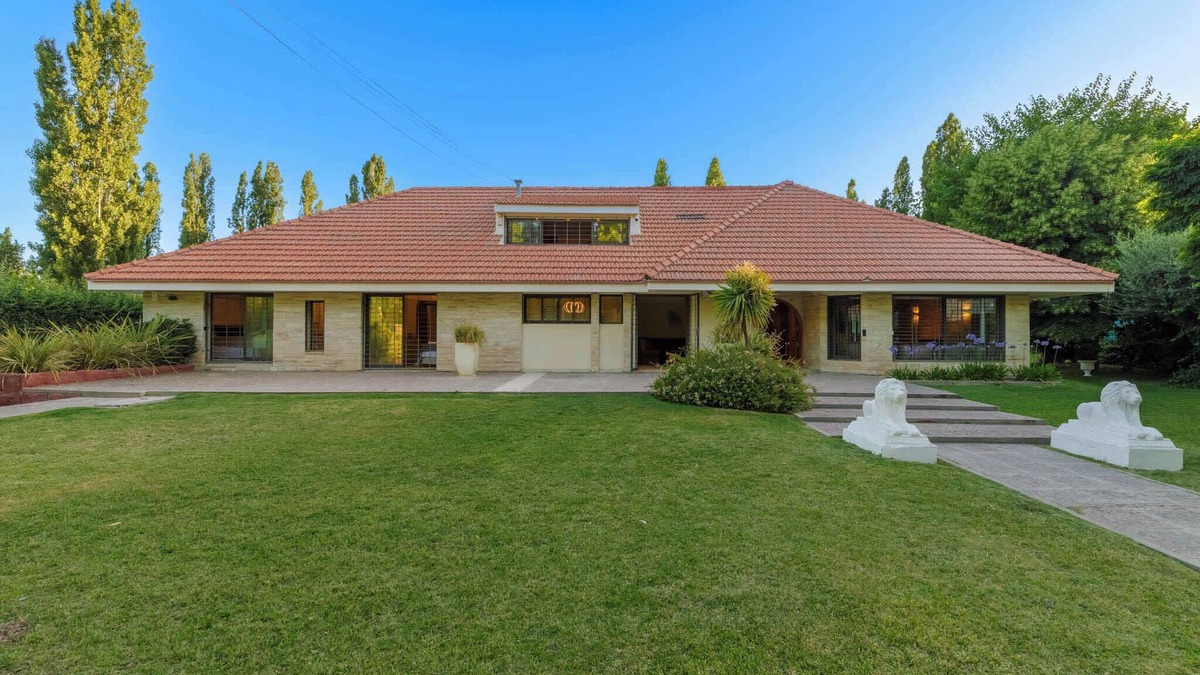 Chacras de Coria Villa | Fliphaus + Wine Country - Deluxe Villa 9 Bd 27 pax + Daily Cleaning