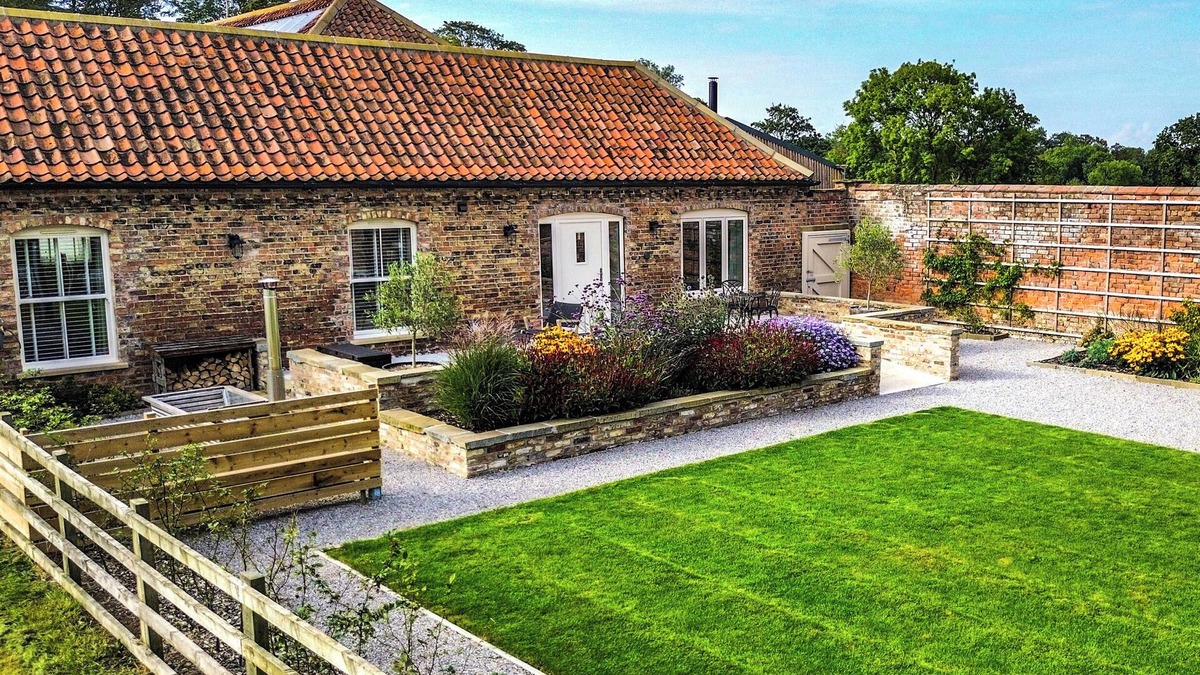 Mappleton Cottage | FLITTERMOUSE BARN, romantic, with hot tub in Hornsea