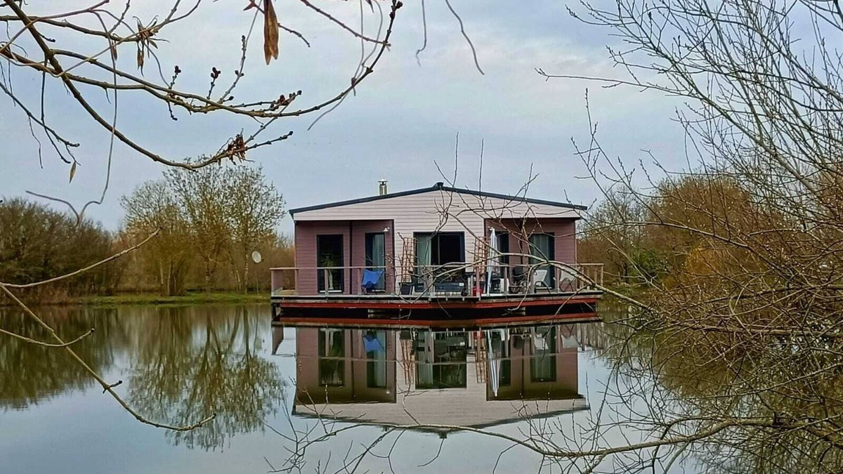 Le Langon House | FLOATING HOUSE, POOL, HAMMAM, SAUNA, BALNEO
